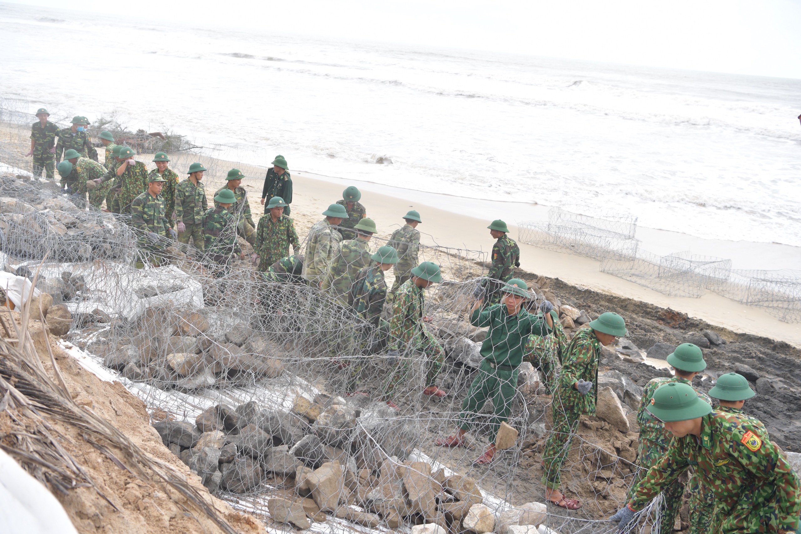 Thừa Thiên - Huế gia cố bờ kè vững chắc trước khi bão số 9 đổ bộ